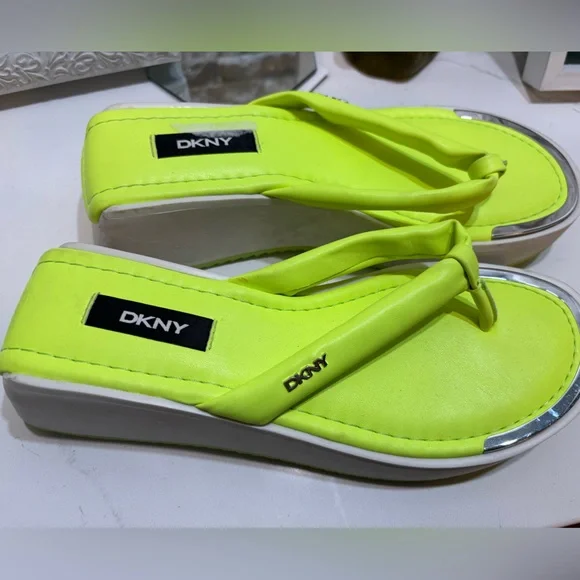 DKNY Platform Neon Green Thong Sandals - Picture 3 of 3